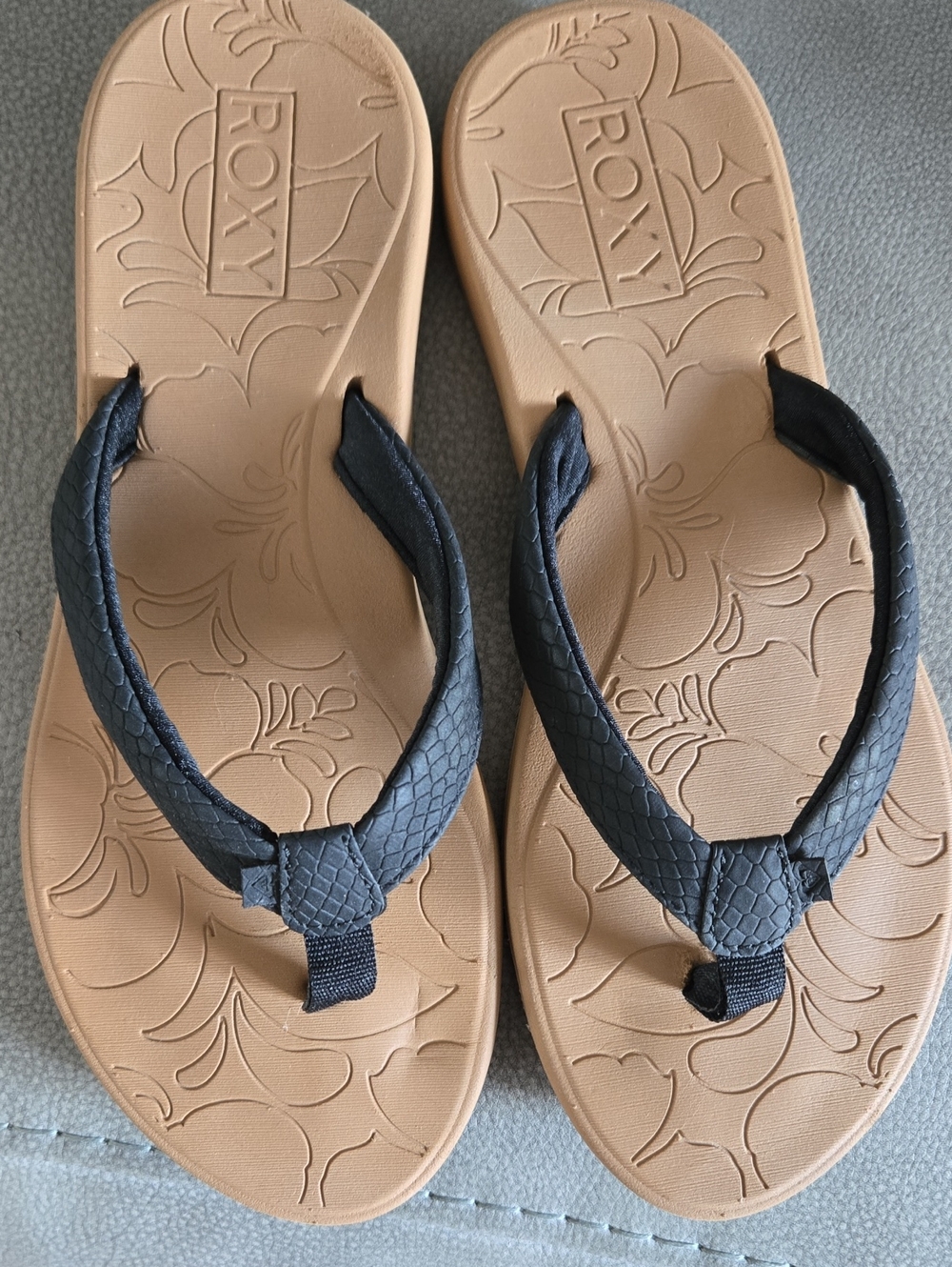 Roxy Women's Black Strap Tan Footbed Flip-flops